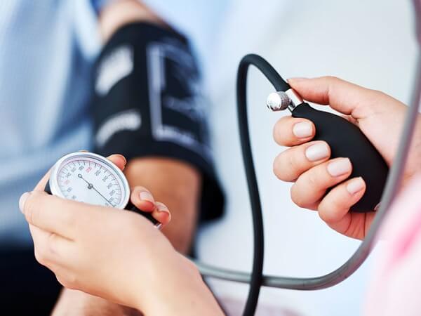 How does a blood pressure cuff work